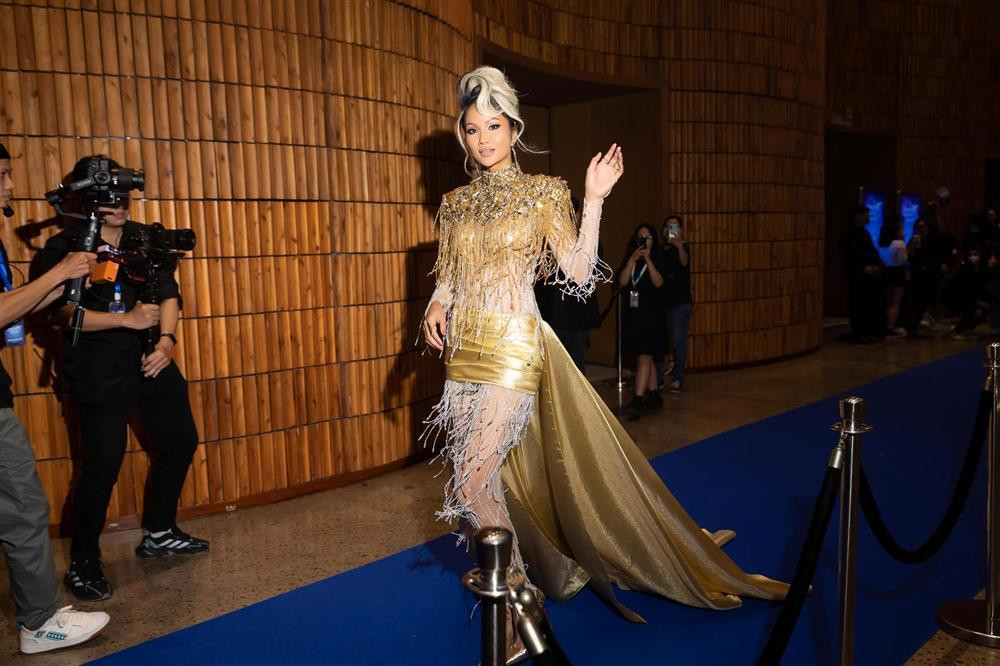 heo dresscode của chương trình, H'Hen Niê diện một bộ trang phục giống như bodysuit độn vai nhưng bên dưới lại có vạt như đầm khá cầu kỳ.