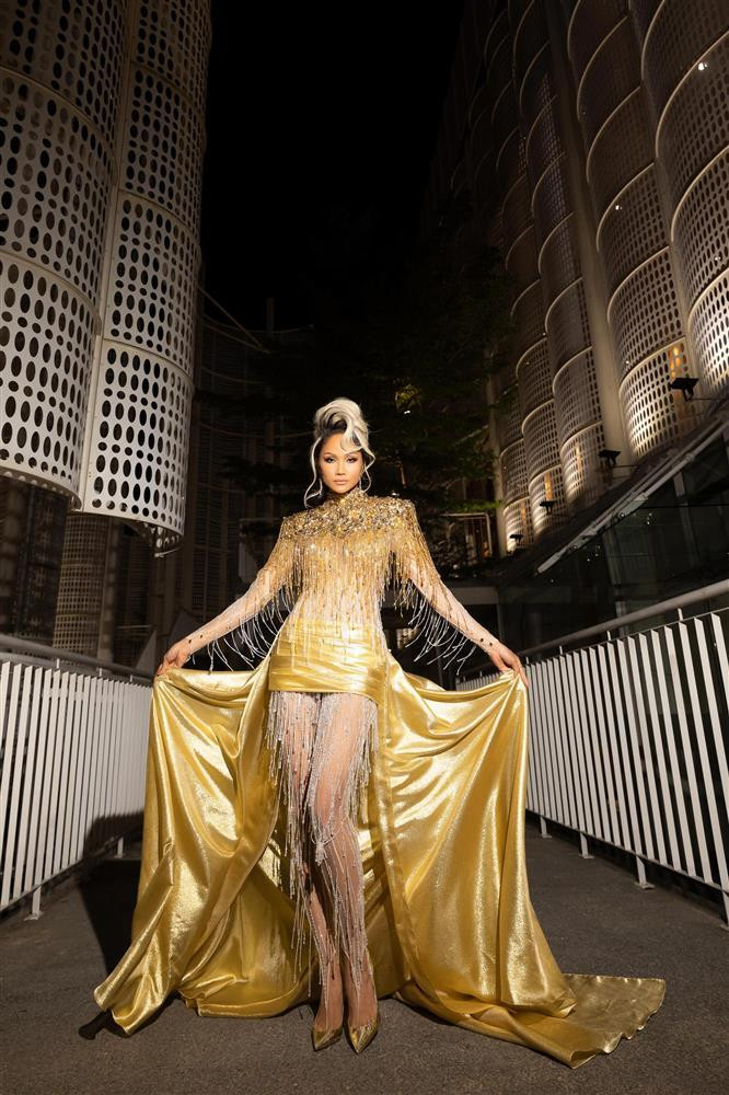 tylist của H'Hen Niê cho biết: “Để tìm được một bộ trang phục phù hợp với hình tượng quyến rũ, cá tính và thời thượng của H'Hen Niê và phải đúng dresscode của chương trình lần này là đề bài không hề dễ dàng. Khi được biết bộ cánh làm mọi người liên tưởng đến cây tài lộc vàng thì mình thực sự bất ngờ và khá thích thú với những suy nghĩ sáng tạo và táo bạo của mọi người".