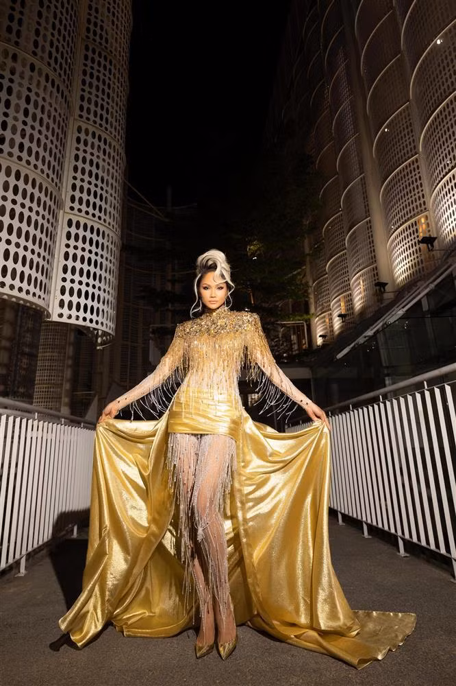 Stylist của H'Hen Niê cho biết: “Để tìm được một bộ trang phục phù hợp với hình tượng quyến rũ, cá tính và thời thượng của H'Hen Niê và phải đúng dresscode của chương trình lần này là đề bài không hề dễ dàng. Khi được biết bộ cánh làm mọi người liên tưởng đến cây tài lộc vàng thì mình thực sự bất ngờ và khá thích thú với những suy nghĩ sáng tạo và táo bạo của mọi người".