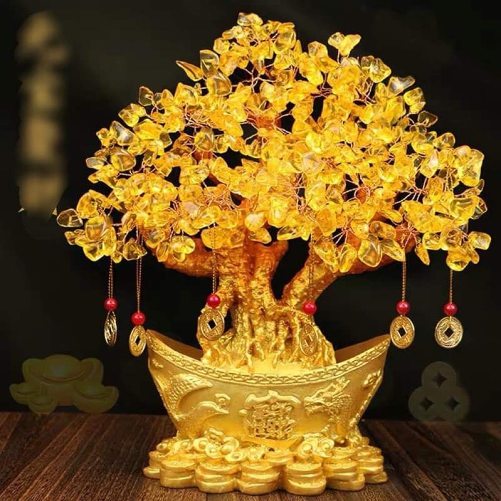 Nhiều người so sánh trang phục với cây tài lộc vì sắc vàng và những chi tiết tua rua đính trên item lạ mắt này.