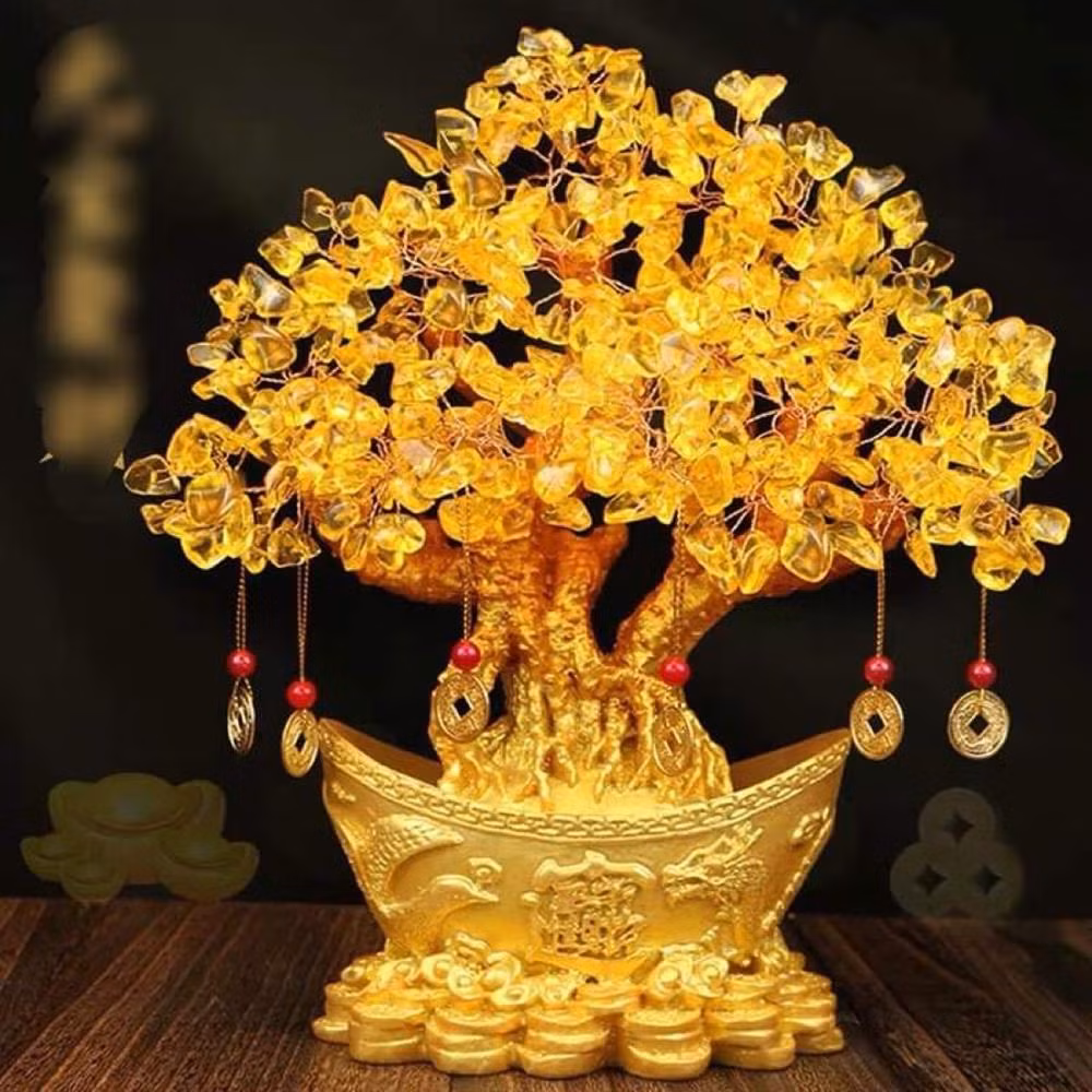 Nhiều người so sánh trang phục với cây tài lộc vì sắc vàng và những chi tiết tua rua đính trên item lạ mắt này.