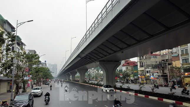 Lòng đường phía dưới của đường Vành đai 2 rộng hơn rất nhiều so với con đường cũ trước kia.