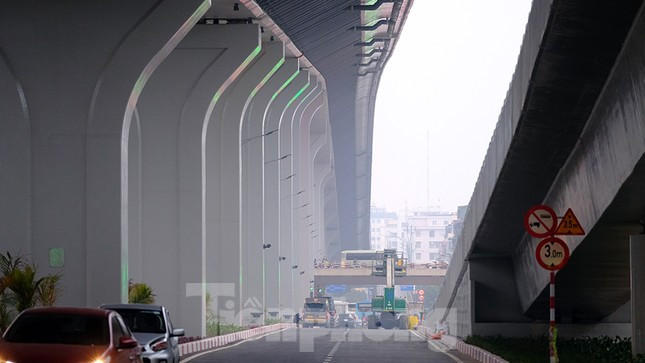 Điểm Ngã Tư Vọng là khu vực có độ cao và phức tạp nhất của toàn dự án. Nơi đây vượt qua đường bộ, đường sắt và cầu vượt Ngã Tư Vọng nằm dọc trục đường Giải Phóng.