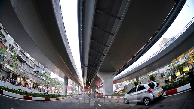 Công trình được thi công, xây dựng hơn 4 năm qua bao gồm cả đường Vành đai phía bên dưới và trên cao.