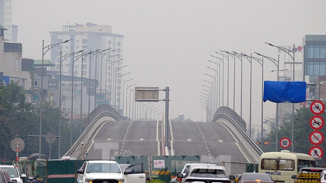 Lối lên đường Vành đai 2 trên cao ở điểm xuống của Cầu Vĩnh Tuy, nơi có mật độ dân cư rất cao của Hà Nội.