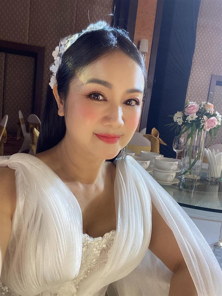 SND Thu Hà cũng khen chiếc váy đẹp khiến chị quên đi tuổi tác.