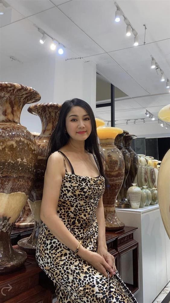 goài đời, nữ nghệ sĩ chọn phong cách đời thường trẻ trung.