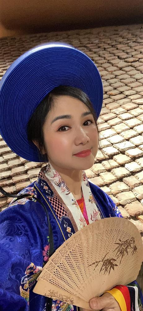 tuổi 54, NSND Thu Hà vẫn giữ được sắc vóc trẻ trung, thanh lịch, được nhận xét chuẩn mực "lá ngọc cành vàng".