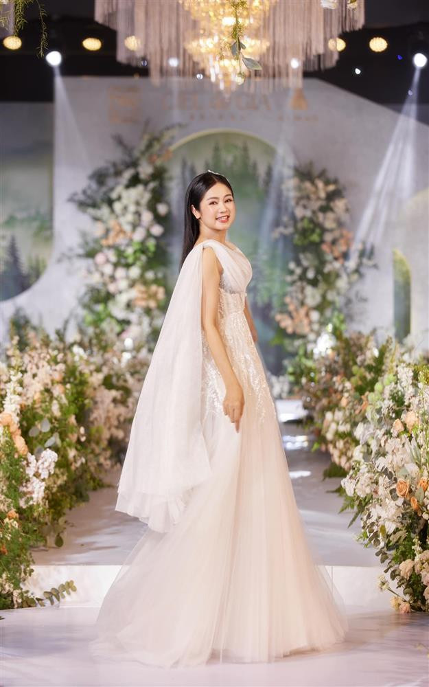 phần bình luận, nhiều người khen NSND Thu Hà "trẻ như cô dâu 20 tuổi". "Cô xinh như công chúa, trẻ đẹp không tuổi luôn", "Chị vào vai mẹ cô dâu mà em tưởng cô dâu đang chờ chú rể tới đón. Xinh lắm ạ" là những bình luận bạn bè, người hâm mộ dành cho NSND Thu Hà.