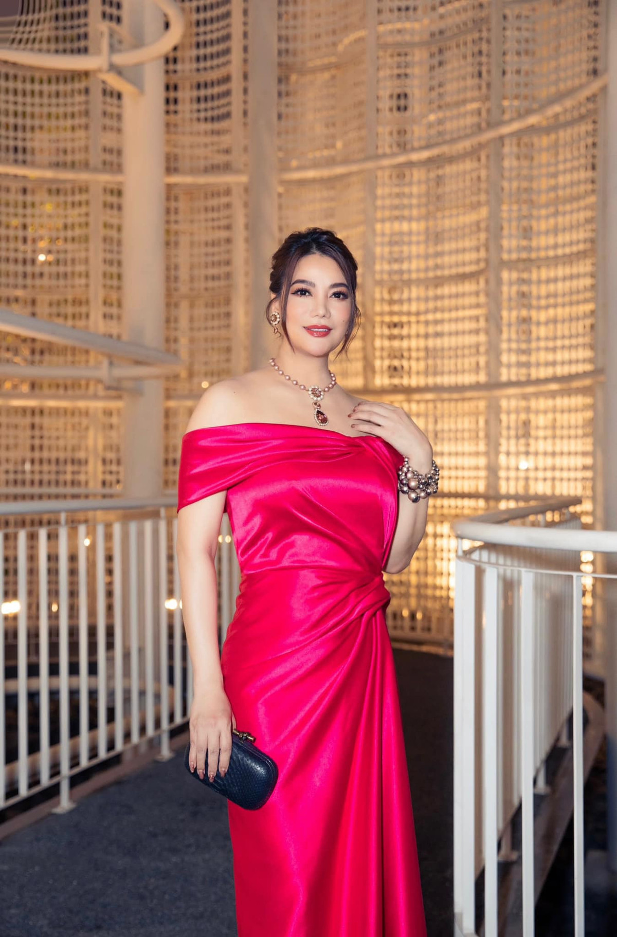 Diễn viên Trương Ngọc Ánh diện đầm hồng nổi bật.