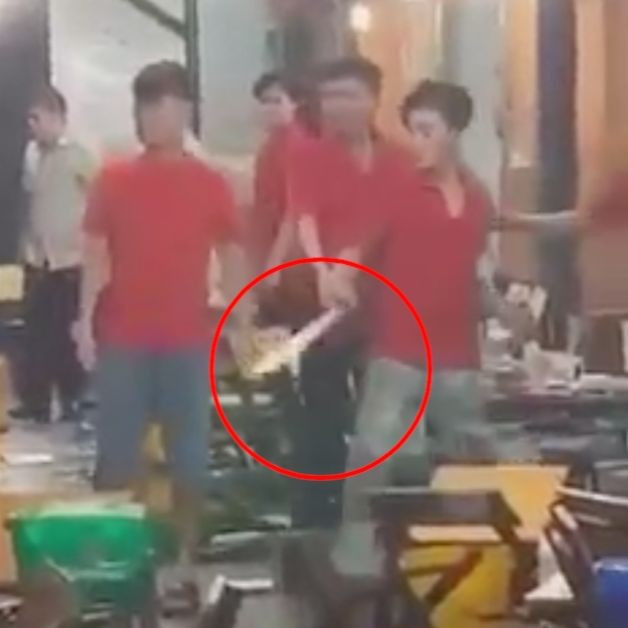 Hon chien kinh hoang giua thuc khach va nhan vien quan oc o TPHCM