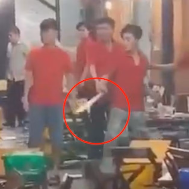 Hon chien kinh hoang giua thuc khach va nhan vien quan oc o TPHCM