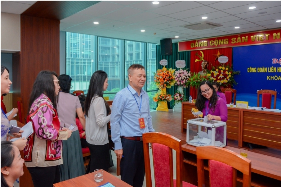 Dai hoi dai bieu Cong doan Lien hiep cac Hoi Viet Nam khoa III-Hinh-9