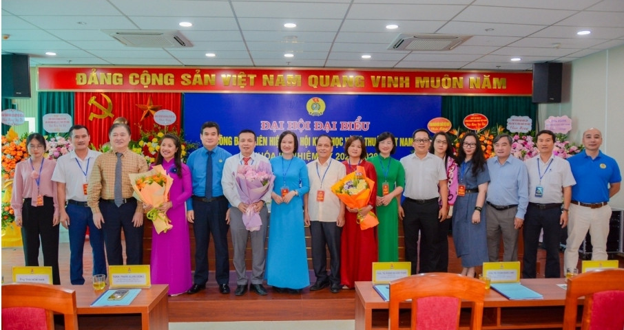 Dai hoi dai bieu Cong doan Lien hiep cac Hoi Viet Nam khoa III-Hinh-10