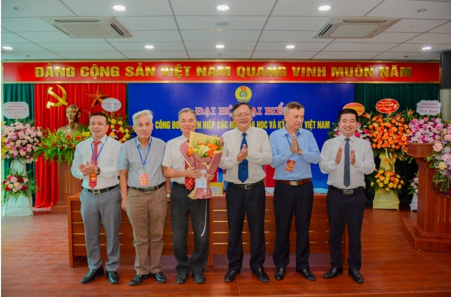 Dai hoi dai bieu Cong doan Lien hiep cac Hoi Viet Nam khoa III-Hinh-8