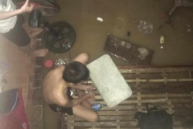 Nuoc lu dang ngap phong tro, hang chuc hoc sinh treo len noc nha cau cuu-Hinh-3