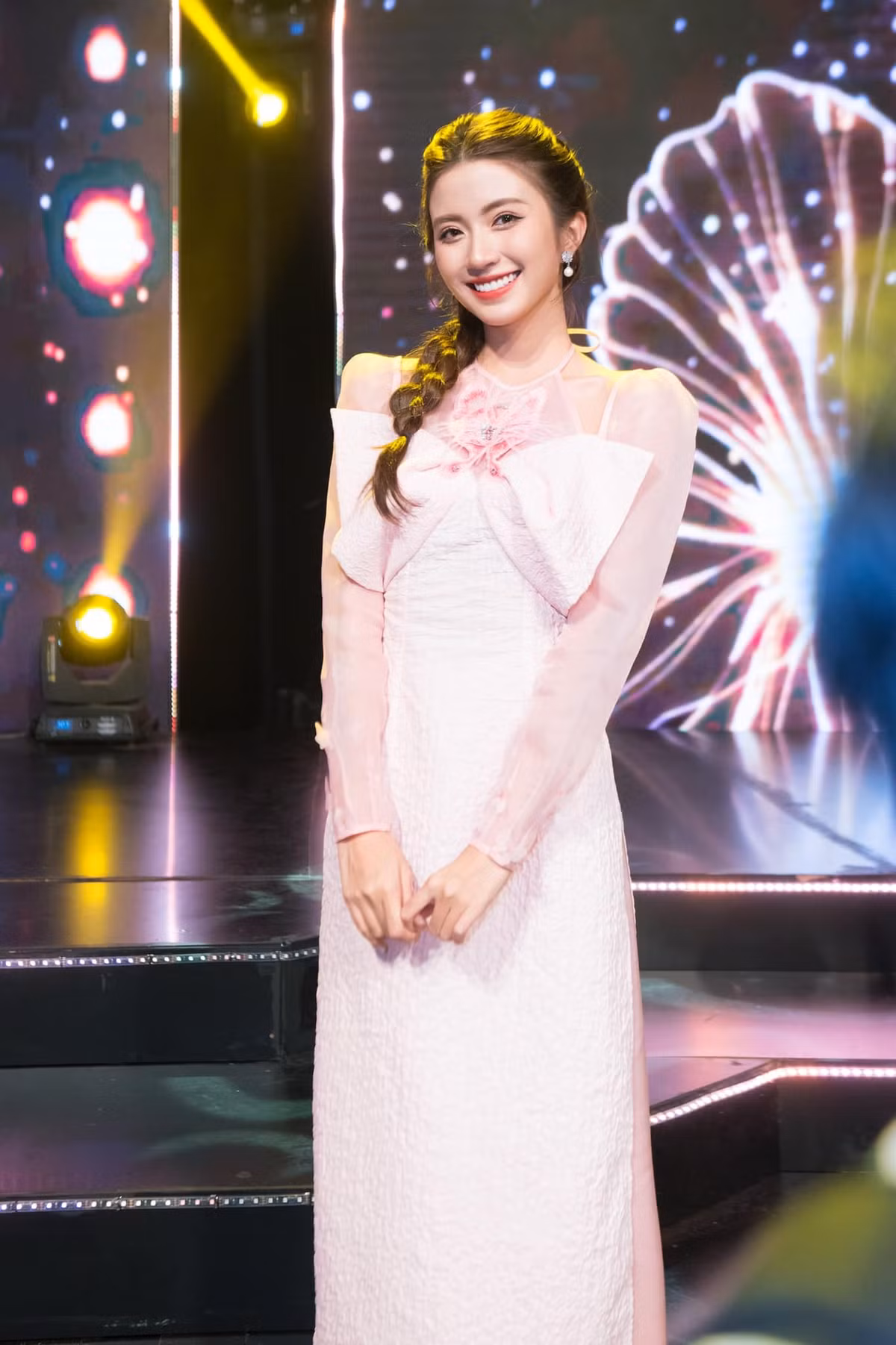 Sao Việt Ngọc Huyền duyên dáng trong tà áo dài.