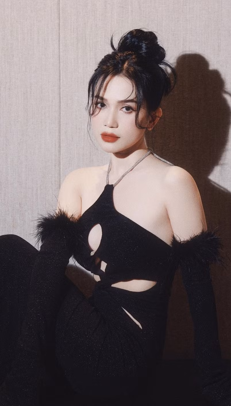 Diễn viên Sĩ Thanh nóng bỏng, cuốn hút.