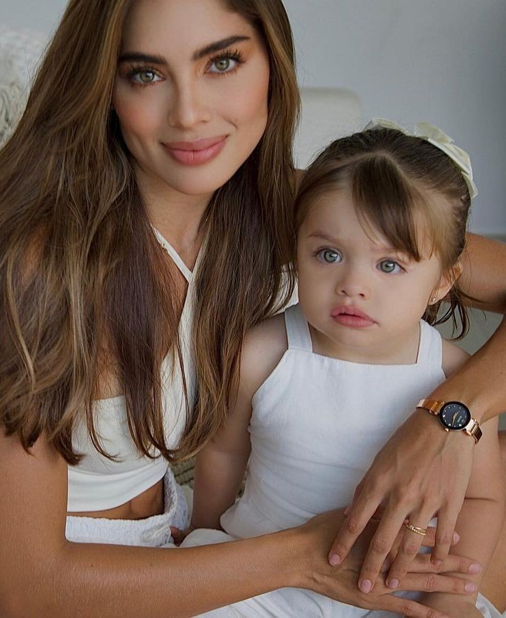 Hoa hau Hoan vu khong gioi han do tuoi du thi gay tranh cai-Hinh-2