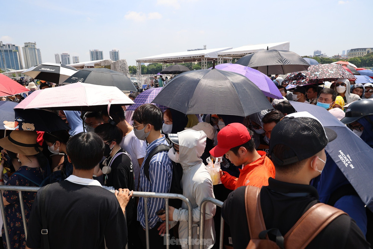 Trong trường hợp người mua vé không thể đến nhận vòng, cần xác nhận thông tin qua trang web của đơn vị phát hành vé và có giấy ủy quyền kèm chữ ký. Với nhiều khán giả, việc xác minh qua email chính chủ là chính đáng, đảm bảo quyền lợi cho người mua vé, giảm tình trạng lừa đảo mà nhiều người gặp trong thời gian qua. Ảnh: Như Ý.