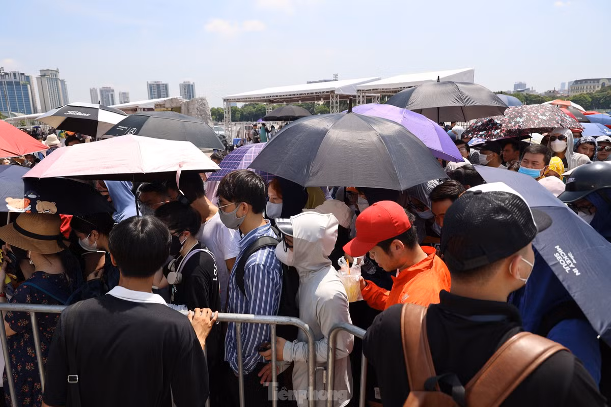 Trong trường hợp người mua vé không thể đến nhận vòng, cần xác nhận thông tin qua trang web của đơn vị phát hành vé và có giấy ủy quyền kèm chữ ký. Với nhiều khán giả, việc xác minh qua email chính chủ là chính đáng, đảm bảo quyền lợi cho người mua vé, giảm tình trạng lừa đảo mà nhiều người gặp trong thời gian qua. Ảnh: Như Ý.