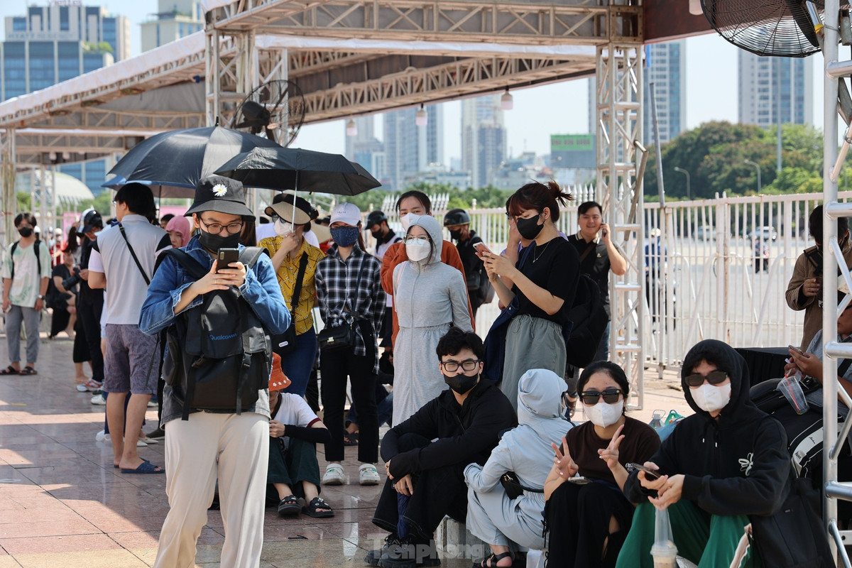 Quá trình đổi vòng tay bắt đầu từ 10h và kéo dài đến 20h nhưng đã có đông người hâm mộ đến từ sớm đứng xếp hàng. Ảnh: Như Ý.
