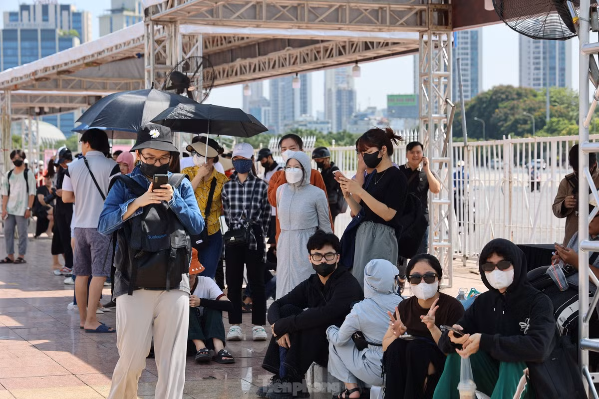 Quá trình đổi vòng tay bắt đầu từ 10h và kéo dài đến 20h nhưng đã có đông người hâm mộ đến từ sớm đứng xếp hàng. Ảnh: Như Ý.