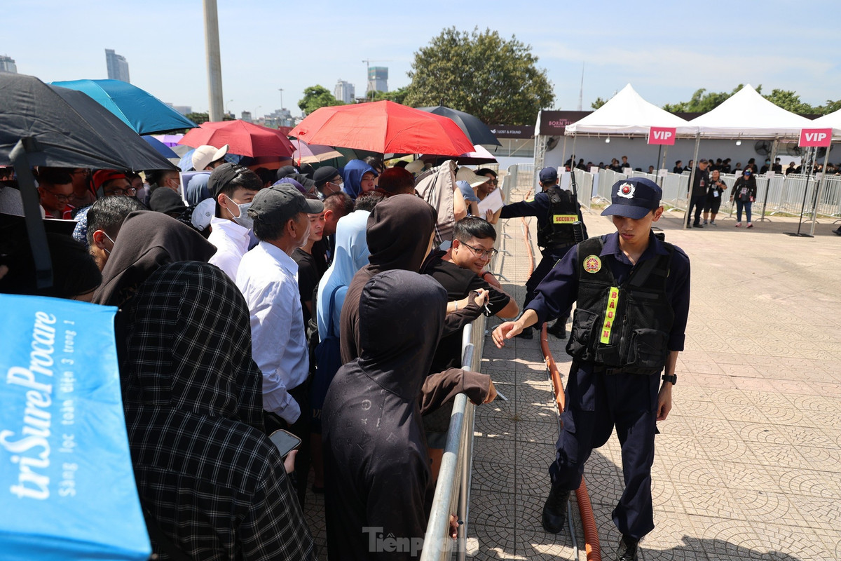 Để đảm bảo công tác đổi vòng tiến hành thuận lợi, BTC đã dựng rạp, chia khu vực từng hạng vé. Theo đó, mỗi hạng vé sẽ có màu riêng biệt. Lực lượng an ninh được bố trí quanh khu vực check-in. Ảnh: Như Ý.