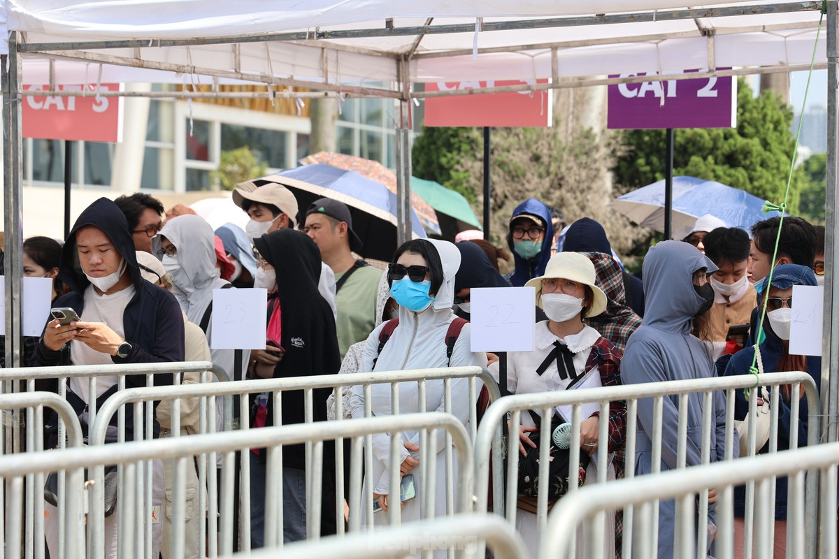 Chỉ còn 3 ngày nữa, đêm nhạc BlackPink tại Hà Nội sẽ chính thức diễn ra. Sân khấu tại sân vận động Mỹ Đình đang dần hoàn thiện. Ê kíp của nhóm nhạc BlackPink cũng nhận được sự quan tâm của khán giả khi chia sẻ hình ảnh check-in tại Hà Nội. Ảnh: Như Ý.