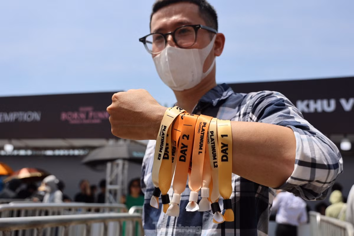 Anh Tuấn Mạnh mua được 8 vé cho hai vợ chồng và người thân. Anh xếp hàng lúc 9h sáng nay cùng với bạn, mãi hơn 10h40 mới lấy được vòng. Ảnh: Như Ý.