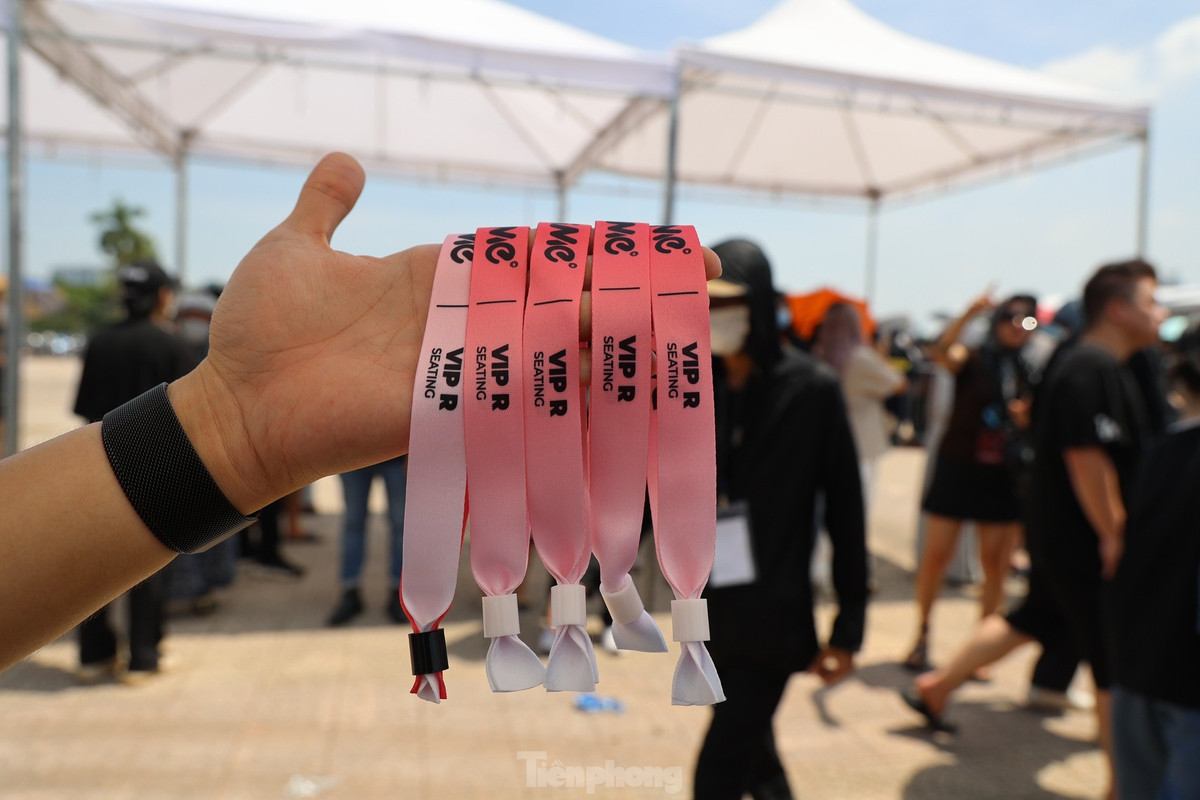 Hạng vé có nhiều người đến xếp hàng trong sáng nay là hạng CAT 4 - 1,8 triệu đồng, hạng CAT 3 giá 3,8 triệu đồng, hạng VIP 9,8 triệu đồng. Hạng Platinum 7,8 triệu đồng thưa thớt người đến. Nhiều người hâm mộ nhanh chóng đổi được vòng khi mua hạng CAT 5 giá 1,2 triệu đồng – đây là hạng vé rẻ nhất concert BlackPink tại Việt Nam. Ảnh: Như Ý.