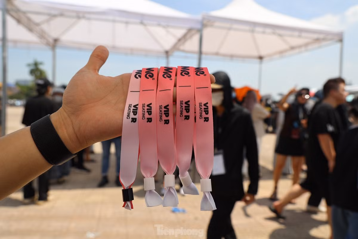 Hạng vé có nhiều người đến xếp hàng trong sáng nay là hạng CAT 4 - 1,8 triệu đồng, hạng CAT 3 giá 3,8 triệu đồng, hạng VIP 9,8 triệu đồng. Hạng Platinum 7,8 triệu đồng thưa thớt người đến. Nhiều người hâm mộ nhanh chóng đổi được vòng khi mua hạng CAT 5 giá 1,2 triệu đồng – đây là hạng vé rẻ nhất concert BlackPink tại Việt Nam. Ảnh: Như Ý.