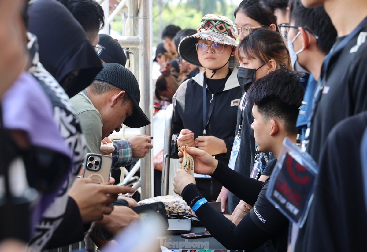 BTC yêu cầu cung cấp vé điện tử được gửi trực tiếp từ đơn vị bán vé khi đổi vòng để đảm bảo tính hợp lệ và chính chủ, không chấp nhận ảnh chụp màn hình, email được chuyển tiếp, bản in, bản photo... Ảnh: Như Ý.