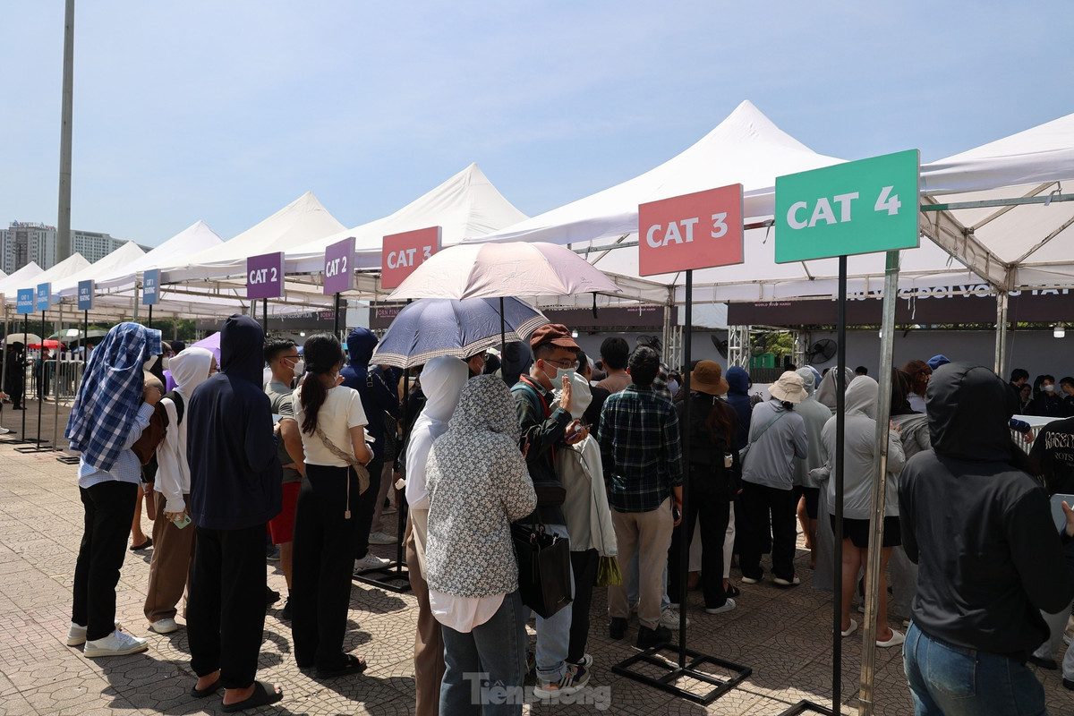 Sáng 26/7, nhiều khán giả đội nắng đến sân vận động Quốc gia Mỹ Đình, Hà Nội đổi vé điện tử thành vòng tay. Đây là yêu cầu mới được ban tổ chức concert BlackPink tại Việt Nam thông báo. Ảnh: Như Ý.