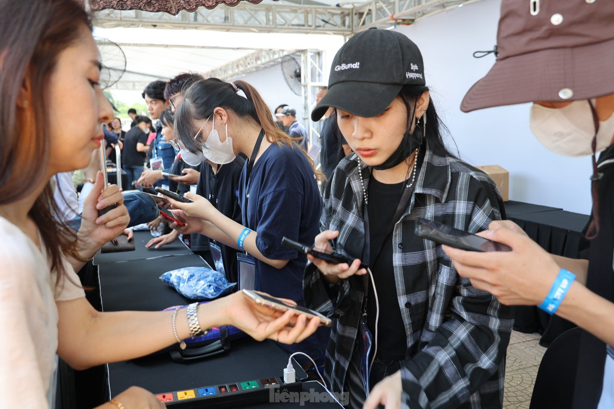 Thời gian đổi vòng tay hai đêm nhạc BlackPink tại Mỹ Đình diễn ra từ 10h sáng và kéo dài đến 20h từ ngày 26-28/7. Riêng 2 ngày 29-30/7, người xem chỉ có thể đổi vòng tay đêm diễn tương ứng. Ảnh: Như Ý.