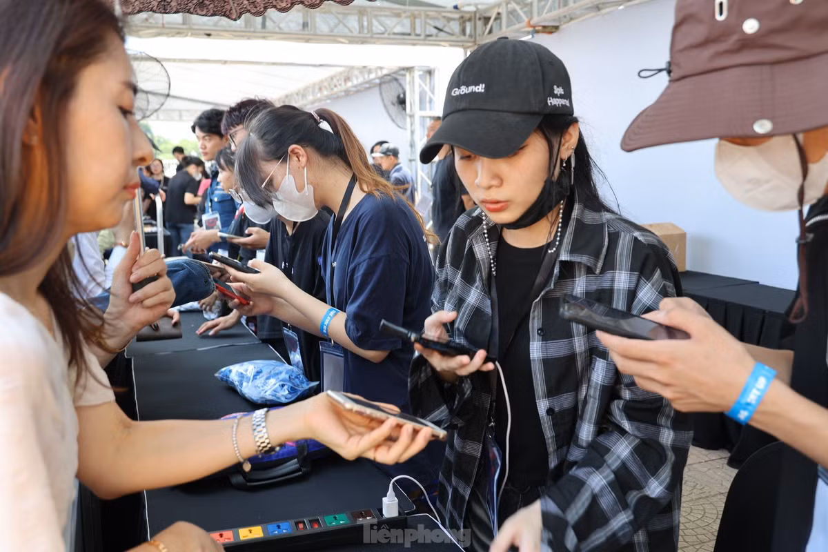 Thời gian đổi vòng tay hai đêm nhạc BlackPink tại Mỹ Đình diễn ra từ 10h sáng và kéo dài đến 20h từ ngày 26-28/7. Riêng 2 ngày 29-30/7, người xem chỉ có thể đổi vòng tay đêm diễn tương ứng. Ảnh: Như Ý.