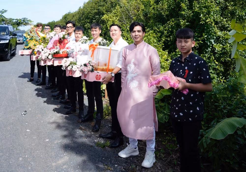 Sáng 2/8, lễ ăn hỏi của Hồ Quang Hiếu - Tuệ Như diễn ra tại trị trấn Năm Căn, Cà Mau – quê nhà cô dâu. Từ 7 giờ sáng, nam ca sĩ cùng gia đình và dàn bê tráp 8 người xuất phát từ TP.Cà Mau mang sính lễ sang nhà gái.