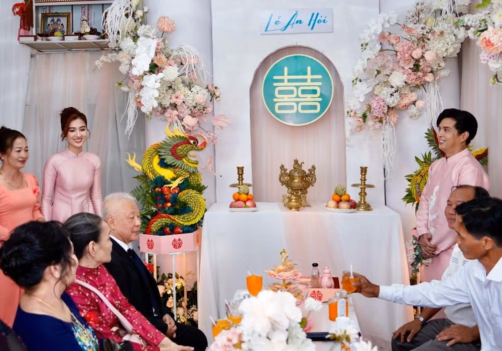 Khoảng 9 giờ, nhà trai đến nhà gái. Đại diện gia đình hai bên thực hiện các nghi thức lễ truyền thống.