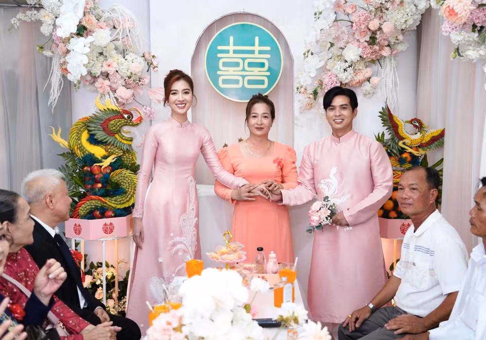 Sính lễ hỏi cưới của nhà trai gồm trà rượu, bánh ngọt, bánh kem, trầu cau, nhẫn, vàng, vòng, tiền… Người thân gửi lời chúc cặp đôi trăm năm hạnh phúc và sớm sinh con đầu lòng.