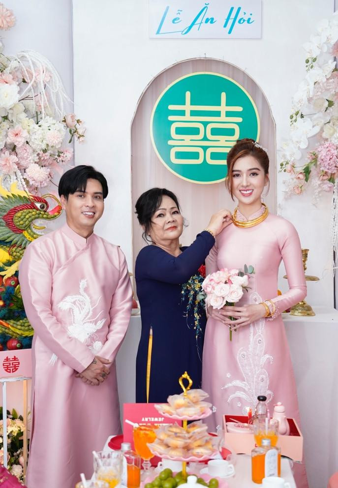 ẹ Hồ Quang Hiếu trao trang sức cho con dâu. Nam ca sĩ tiết lộ mẹ mình rơi nước mắt khi thấy con trai cuối cùng đã yên bề gia thất.