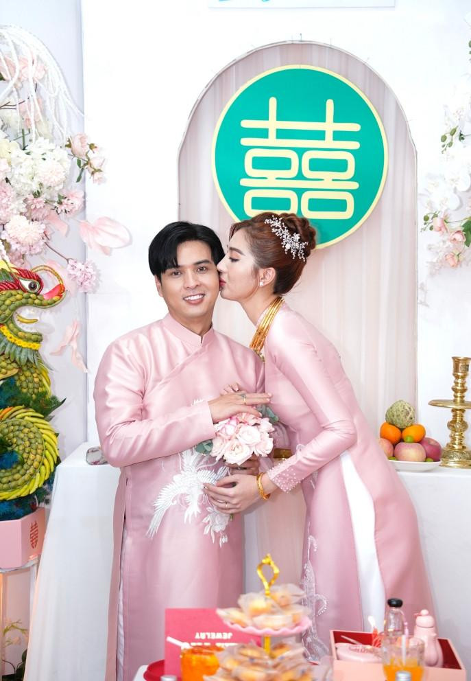 uệ Như xúc động, ôm chầm lấy chồng. Cô trao cho nam ca sĩ nụ hôn ngọt ngào trước sự chứng kiến của gia đình hai bên.