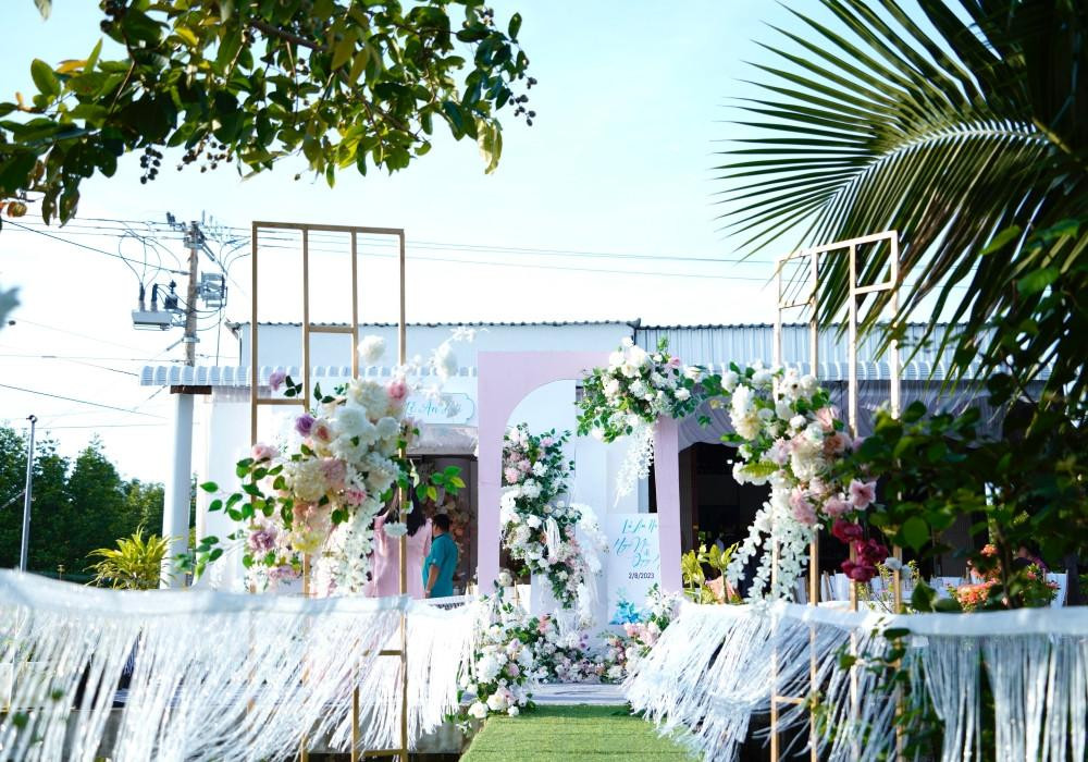 hông gian lễ được thiết kế trang nhã, trẻ trung với sắc hồng và trắng chủ đạo. Hôm 16/4, Hồ Quang Hiếu bất ngờ công khai bạn gái yêu 3 tháng - Tuệ Như. Cô sinh năm 2000, quê Cà Mau là người mẫu tự do và sở hữu chiều cao 1,8m. Ngày 24/4, giọng ca Con bướm xuân cầu hôn lãng mạn bạn gái bằng nhẫn kim cương. Một tháng sau, Hồ Quang Hiếu và Tuệ Như đăng ký kết hôn tại phường sau 4 tháng yêu. Họ cũng xác nhận đã về chung một nhà, lên kế hoạch có con trước, làm đám cưới sau.