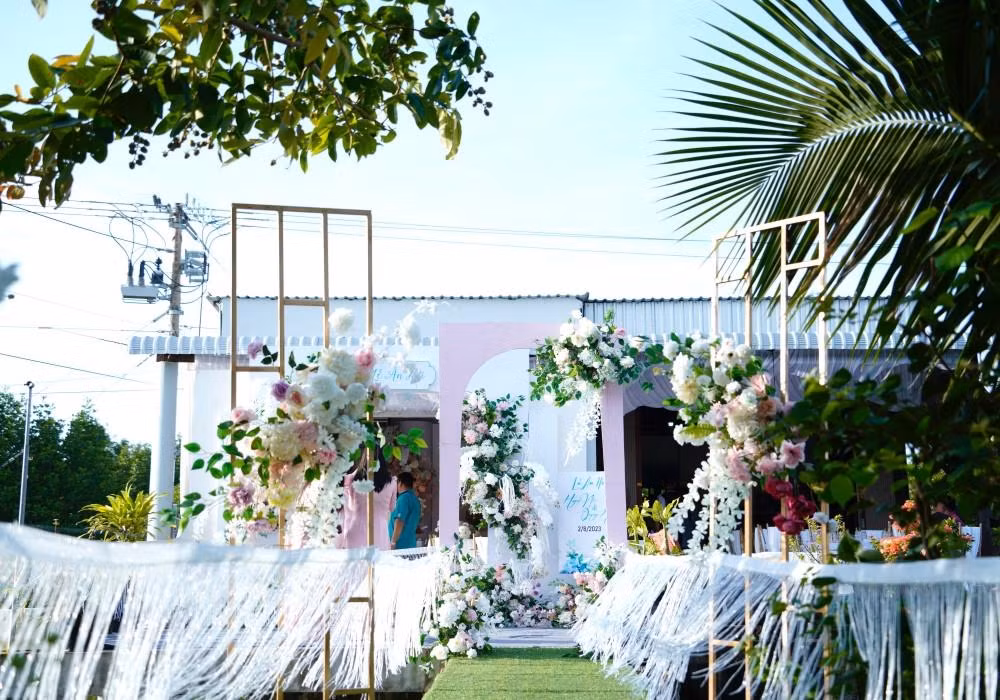 Không gian lễ được thiết kế trang nhã, trẻ trung với sắc hồng và trắng chủ đạo. Hôm 16/4, Hồ Quang Hiếu bất ngờ công khai bạn gái yêu 3 tháng - Tuệ Như. Cô sinh năm 2000, quê Cà Mau là người mẫu tự do và sở hữu chiều cao 1,8m. Ngày 24/4, giọng ca Con bướm xuân cầu hôn lãng mạn bạn gái bằng nhẫn kim cương. Một tháng sau, Hồ Quang Hiếu và Tuệ Như đăng ký kết hôn tại phường sau 4 tháng yêu. Họ cũng xác nhận đã về chung một nhà, lên kế hoạch có con trước, làm đám cưới sau.