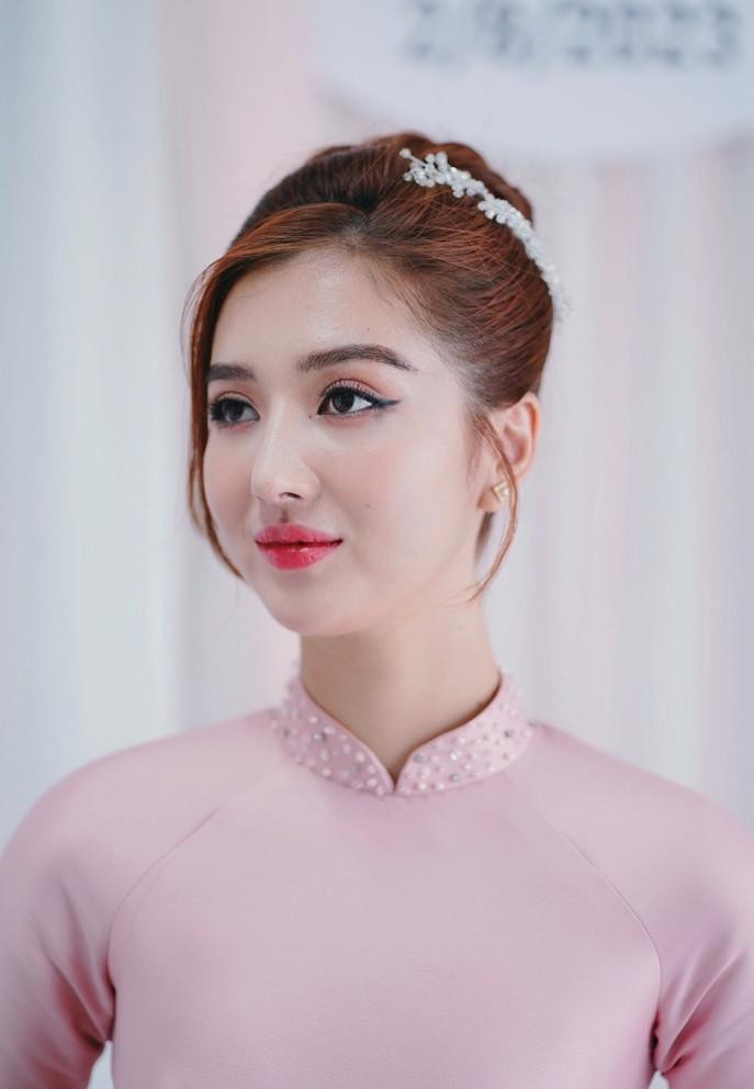 ##ss###style="text-decoration: underline;">Bà xã Hồ Quang Hiếu trẻ trung trong ngày vui. Tuệ Như sẽ dành thời gian ổn định cuộc sống gia đình trước khi trở lại hoạt động nghệ thuật vào cuối năm.