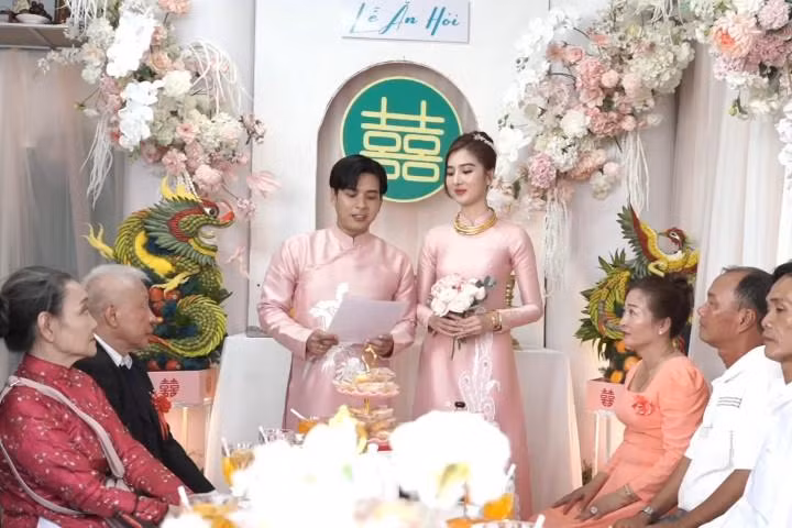 Sau khi làm lễ, Hồ Quang Hiếu đọc “Lời hứa trước hôn nhân” do anh tự viết. Theo ca sĩ, các điều khoản như lời nhắc nhở anh phải luôn làm tốt vai trò người chồng, người bố trong cuộc sống gia đình.