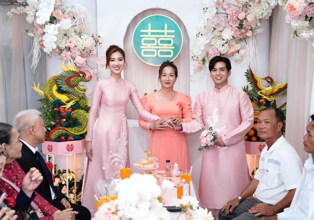 ính lễ hỏi cưới của nhà trai gồm trà rượu, bánh ngọt, bánh kem, trầu cau, nhẫn, vàng, vòng, tiền… Người thân gửi lời chúc cặp đôi trăm năm hạnh phúc và sớm sinh con đầu lòng.