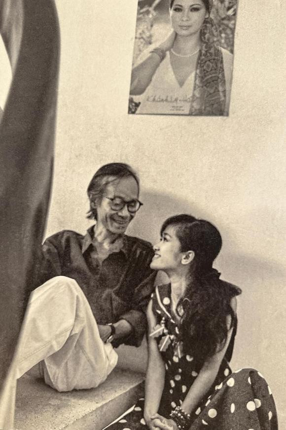 Trong ảnh, nhan sắc Hồng Nhung thanh tân tươi mới qua màu ảnh cũ. Khi đó, cô vẫn là một thiếu nữ răng khểnh, mắt ưu tư, tóc mái ngố tinh nghịch. Có cả những bức ảnh mà nữ diva chưa từng nghĩ nó tồn tại trên đời. Hồng Nhung kể lần đầu gặp Trịnh Công Sơn là năm cô tròn 21 tuổi. Cả hai hợp nhau vì đều là người nội tâm nhưng thích trò chuyện tếu táo.