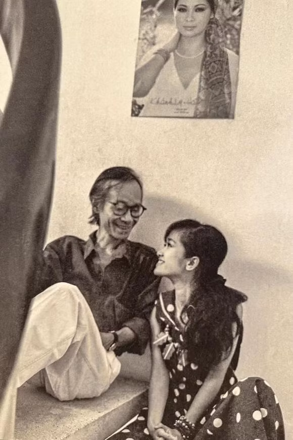 Trong ảnh, nhan sắc Hồng Nhung thanh tân tươi mới qua màu ảnh cũ. Khi đó, cô vẫn là một thiếu nữ răng khểnh, mắt ưu tư, tóc mái ngố tinh nghịch. Có cả những bức ảnh mà nữ diva chưa từng nghĩ nó tồn tại trên đời. Hồng Nhung kể lần đầu gặp Trịnh Công Sơn là năm cô tròn 21 tuổi. Cả hai hợp nhau vì đều là người nội tâm nhưng thích trò chuyện tếu táo.