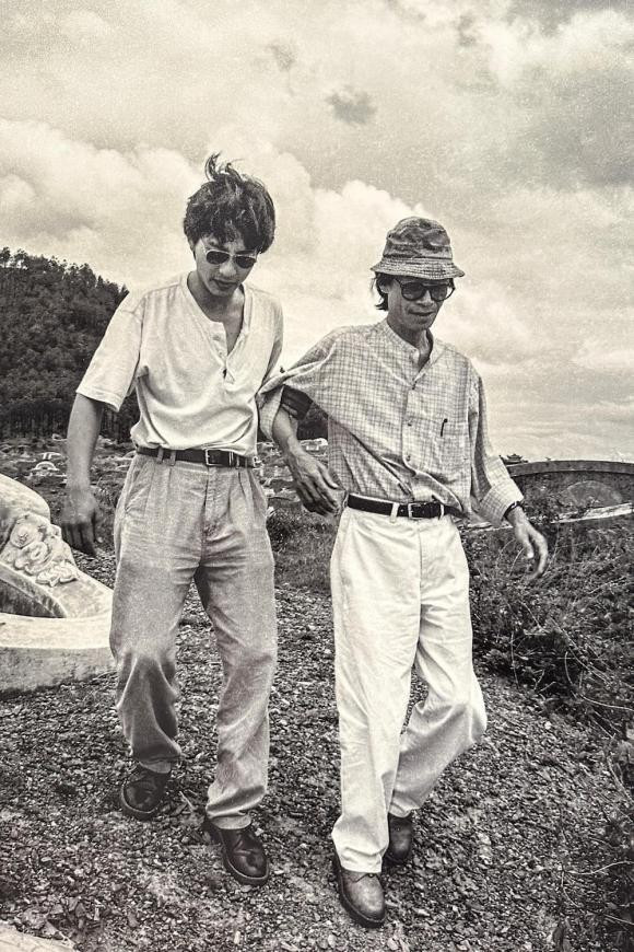 Qua những bức ảnh được công bô, công chúng thêm yêu hơn về hai cái tên Trịnh Công Sơn và Hồng Nhung. Bởi thời tuổi trẻ của họ cũng sôi nổi và tươi đẹp như bất kì một cặp đôi nào trong cuộc sống mà chúng ta vô tình bắt gặp.