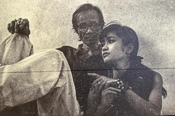 Mới đây, trên mạng xã hội đã chia sẻ những hình ảnh hiếm hoi về Trịnh Công Sơn và Hồng Nhung thời còn son trẻ. Những khoảnh khắc quý giá này được nhiếp ảnh gia Dương Minh Long giữ kín suốt 30 năm. Đó là lúc cả hai bàn luận về âm nhạc, hay những lúc ngồi tâm tình trên bậc cầu thang... và cả khi Trịnh Công Sơn tặng hoa cho Hồng Nhung nhân một đêm nhạc tại quán Nhạc Sĩ, quận 1, TP HCM năm 1997.